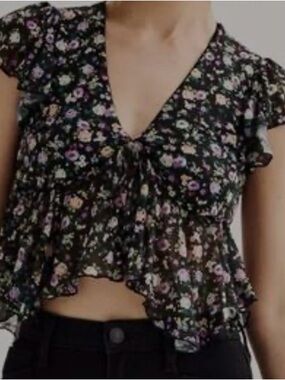 Floral V-Neck Ruffle Crop Top - Black/Purple